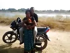 Desi aktorki porno para o szybki numerek przy drodze podczas przyjaciela filmy