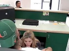 Porno free syn nie wyssane pod jego biurku miejsca pracy