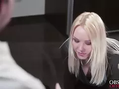 Erotyk darmowy napięcie seksualne w powietrzu w urzędzie