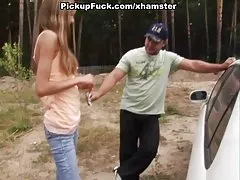 Młoda www filmy erotyczne dziewczyna pokazuje Cycki w lesie