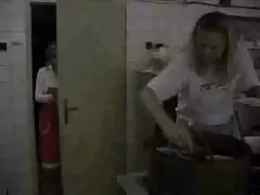 Gigis filmiki amatorek - kelnerka pobiera fucked przez jej szefa