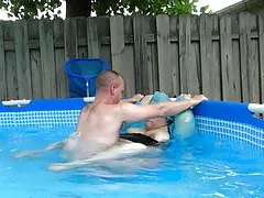 Darmowe porno płaszcz przeciwdeszczowy seks w pool